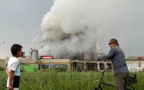 Spalovny odpadů vypouštějí miliardy toxických mikroplastů ročně. Ohrožují naše plíce i nervový systém