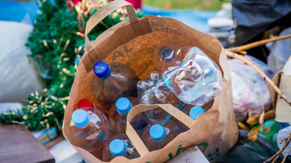 Cenné suroviny a recyklovatelné materiály končí jak na skládkách, tak ve spalovnách